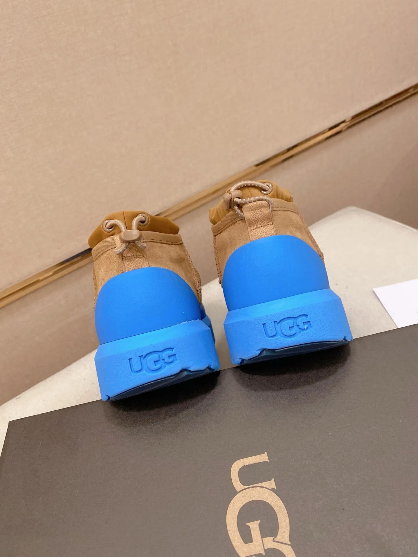 Factory price: 500💰Couple model💏 Same style as Wang Yibo, North American men's shoes Ugg ☃️In the special sale of new high-quality men's shoes snow boots in autumn and winter, the nemesis of extreme cold weather! Made of cowhide leather, merino wool lining, and original outsole, whether driving, outdoor or daily wear, there is always one that suits you! Male and female size: 35-46.
